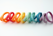 Bracelets en caoutchouc colorés alignés sur fond blanc