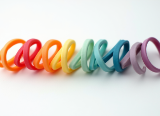 Élastiques: quel type d’élastiques dure le plus longtemps ? Bracelets en caoutchouc colorés alignés sur fond blanc