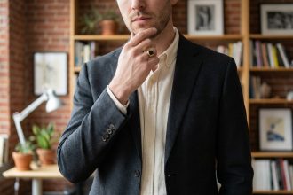 Homme élégant ajustant une bague sur un fond loft créatif